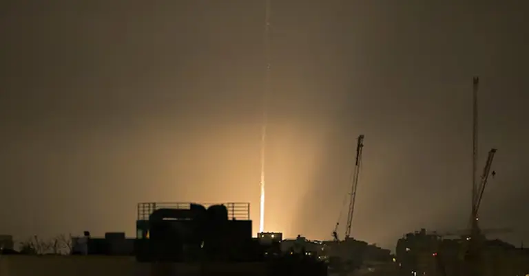 ইসরাইলের তেল আবিবে ইরানি ক্ষেপণাস্ত্র আঘাত হানার মুহূর্ত